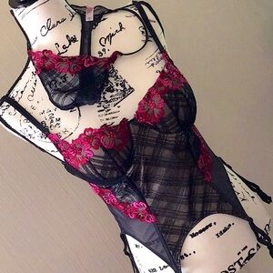 Vintage Victoria’s Secret Corset 34B & Thong Size Small. Great Condition.